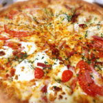海外「日本のピザはアメリカのより小さくて高いね！」日本のピザに外国人、興味津々！